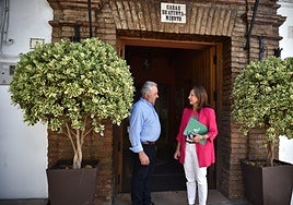 La delegada del Gobierno andaluz en Málaga, Patricia Navarro, conversa con el alcalde de Benalauría, Cristóbal Díaz.