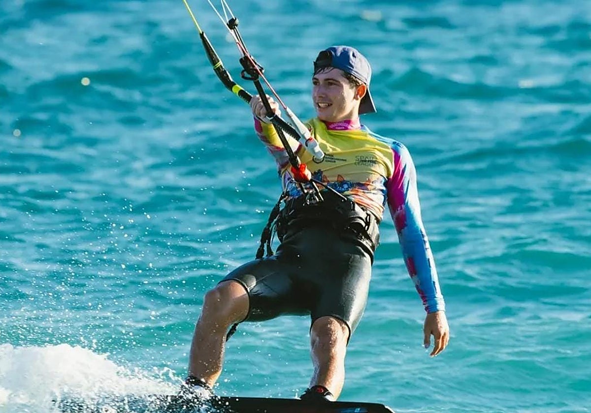 Rafa Montero vuela en Tarifa y revalida su título de campeón de España de kiteboarding