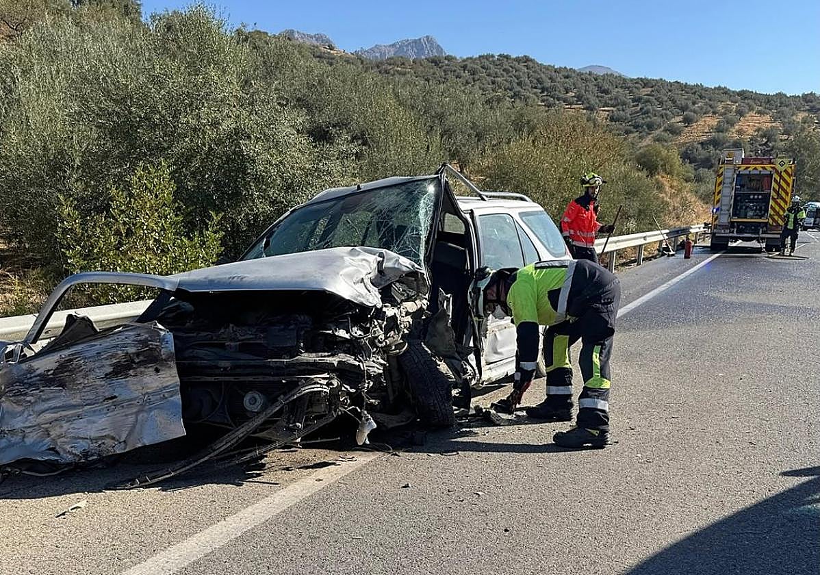 Imagen del estado en el que ha quedado uno de los dos turismos siniestrados este lunes en Riogordo.