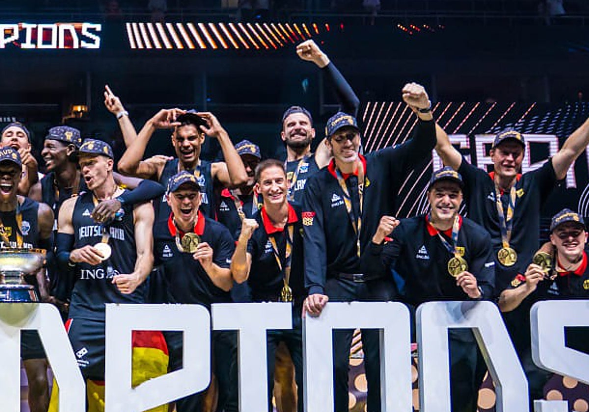 Alberto Miranda, a la izquierda de Mumbrú.