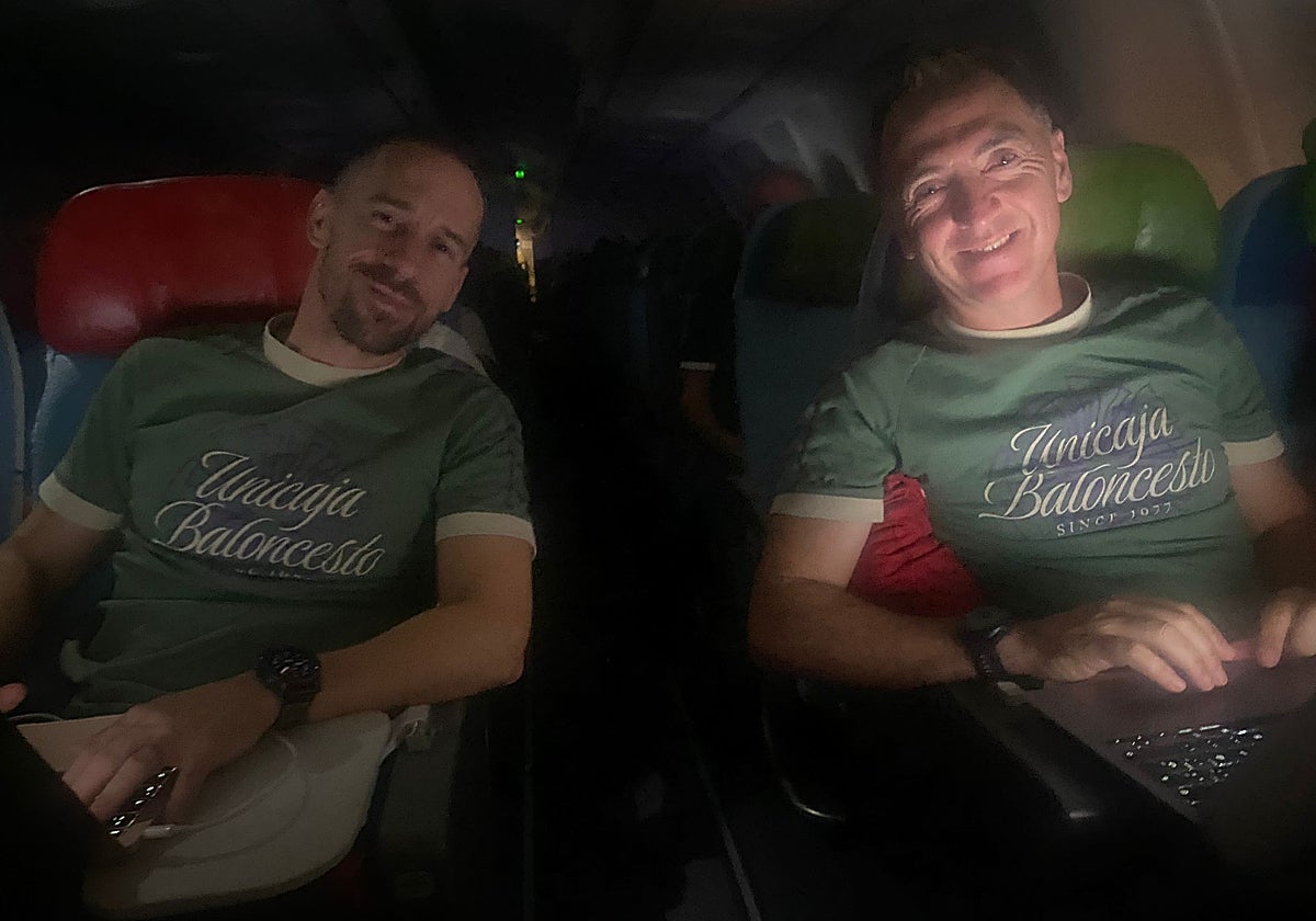 Marcos Cerveró y Mario Bárbara, trabajando en el vuelo de Málaga a Estambul.
