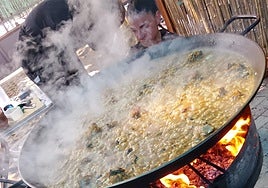 Preparación de la paella que obtuvo el premio.