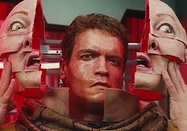 Arnold Schwarzenegger, en un mítico fotograma de 'Desafío total', el título de su intervención en SDCCM.