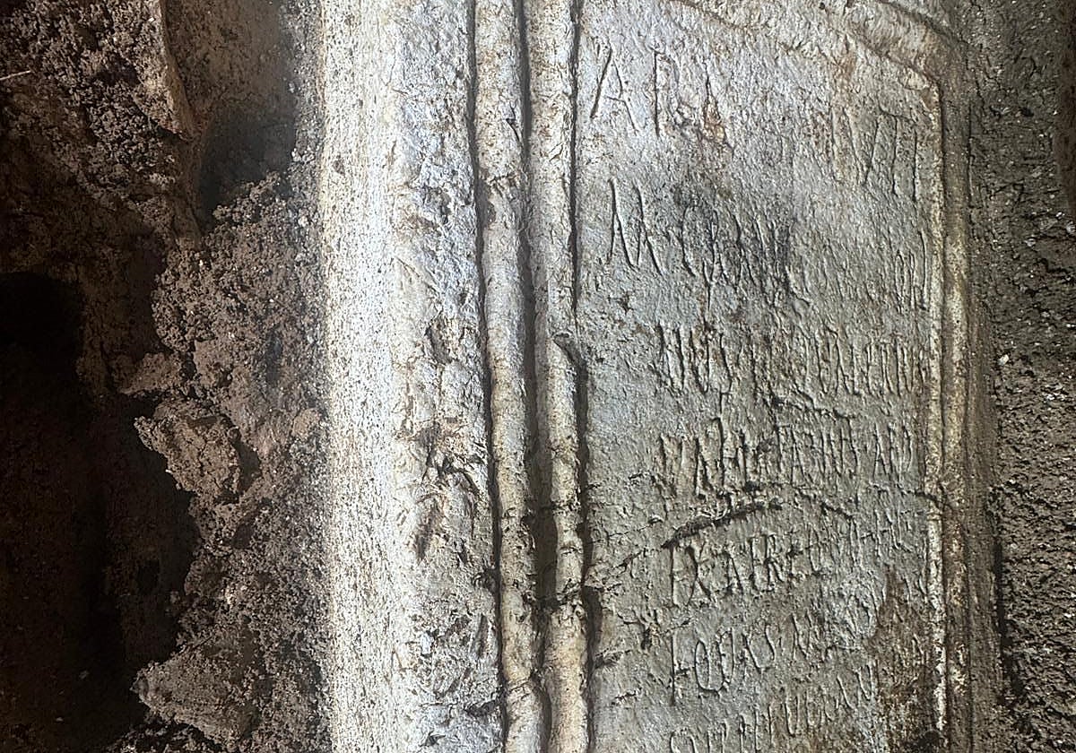 Detalle de las inscripciones del altar que se ha hallado en los sondeos arqueológicos de la Iglesia del Sagrario.