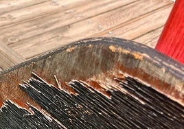 Zonas astilladas en los columpios.