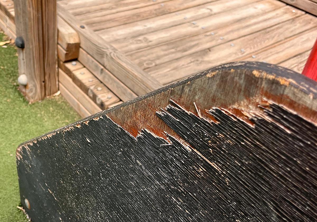 Zonas astilladas en los columpios.