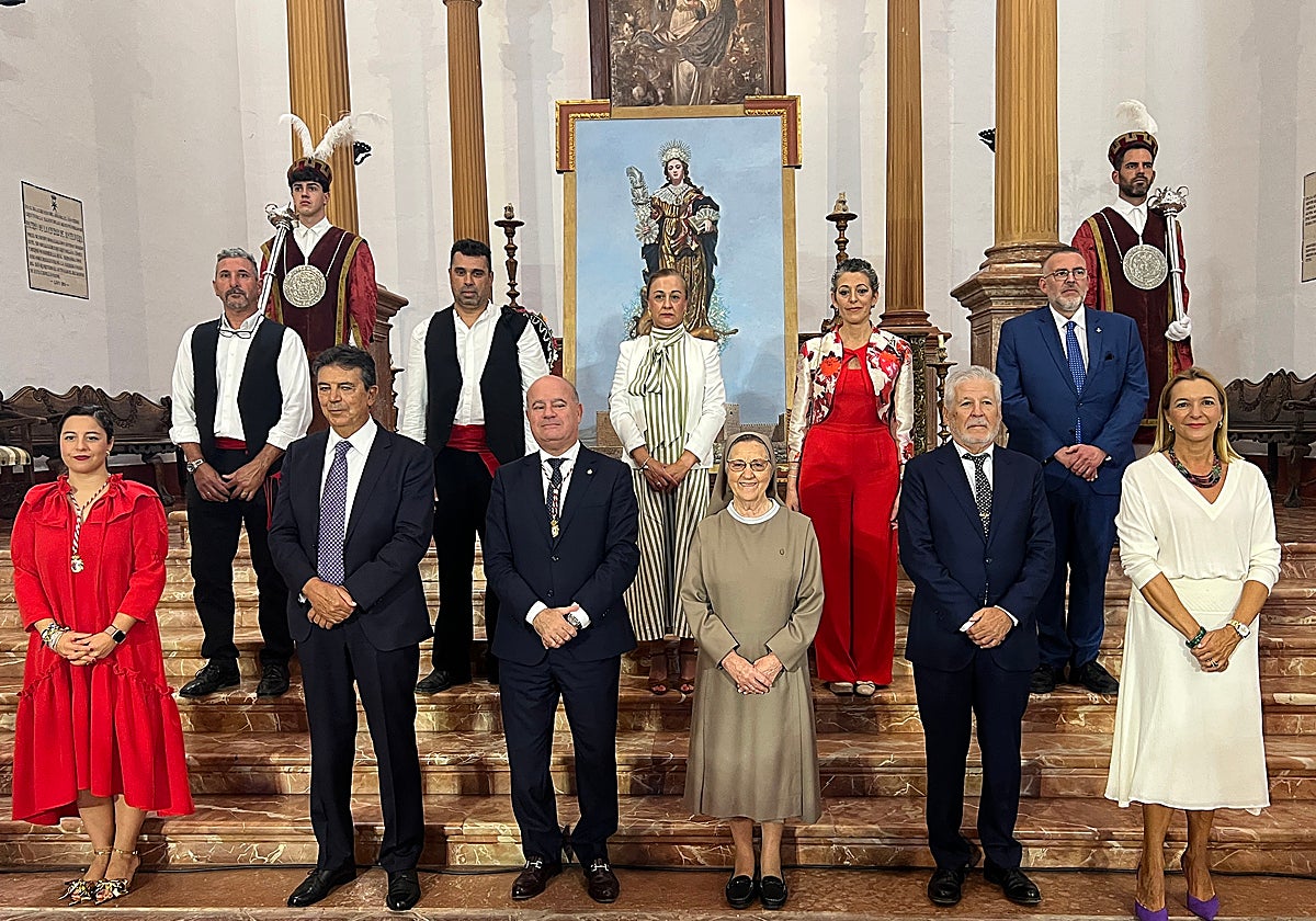 Los distinguidos con las autoridades al final del acto