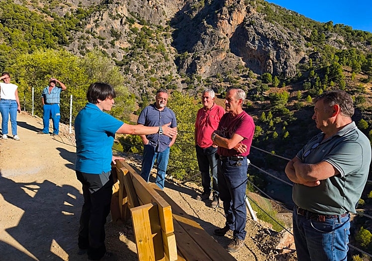 Representantes municipales y de la Mancomunidad de la Sierra de las Nieves durante la visita al nuevo sendero.