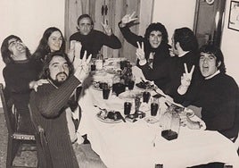 Los cuatro Chorys, Yeyo Llagostera, Luis Ortiz, Jorge Morán y Antonio Arribas, junto a Miguel Ríos y unos amigos.