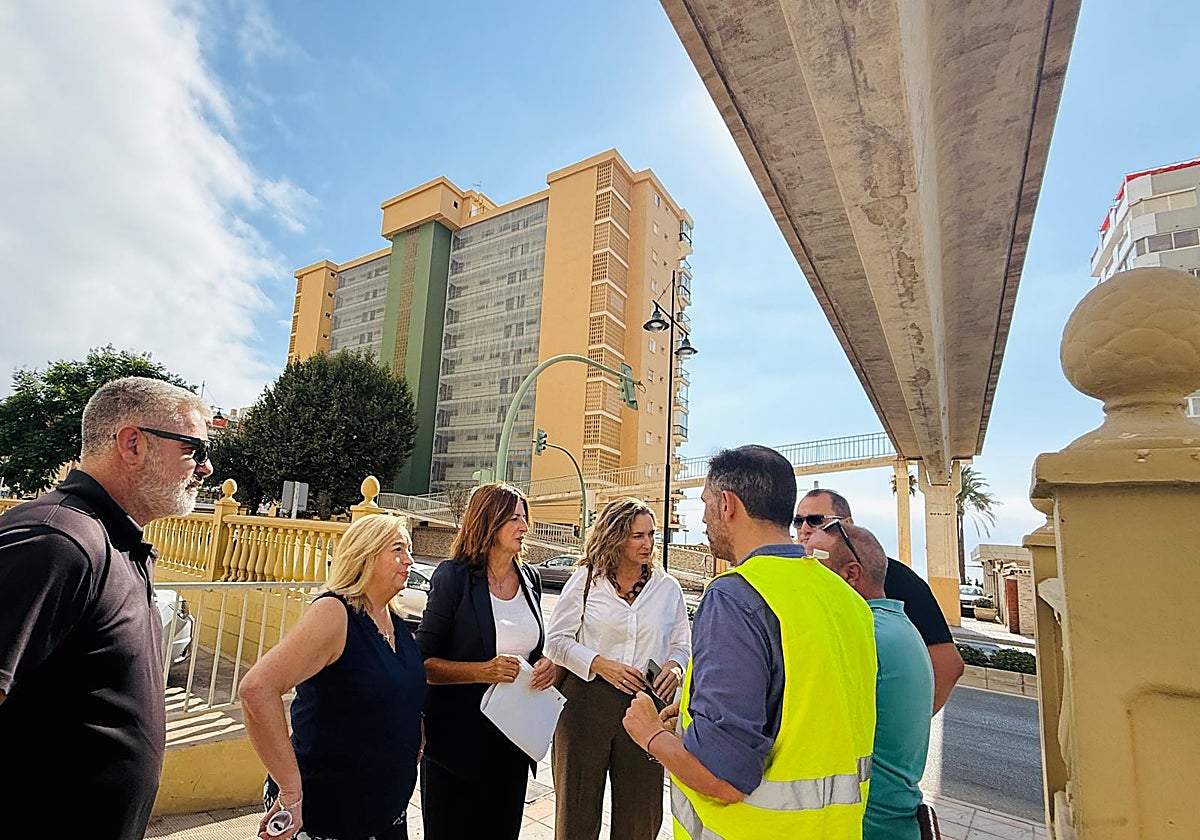 Las concejalas María Hernández, Isabel González y Rocío Arriaga bajo el paso elevado de la avenida de las Gaviotas.