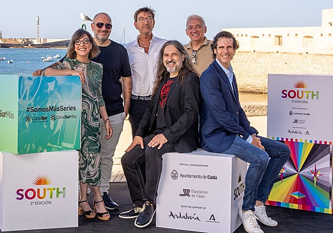 El director Manolo Jiménez (sentado, centro), junto al equipo de la docuserie 'Los Chorys'.