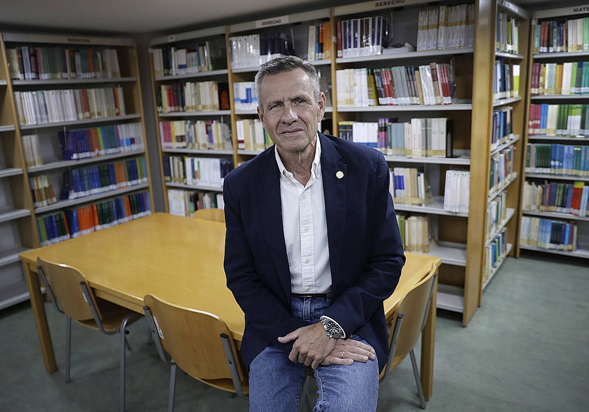 Luis Grau, director de UNED Málaga, posa para la foto que acompaña esta entrevista.