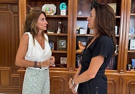 La alcaldesa de Mijas, Ana Mata, y la consejera delegada de Acosol, Matilde Mancha.