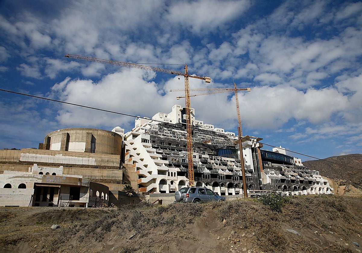 Hotel en la playa de El Algarrobico.