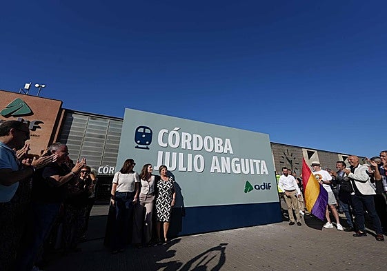 La estación de trenes de Córdoba estrena el nombre de Julio Anguita en un acto de homenaje