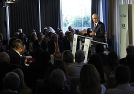 Paco de la Torre, durante su presentación en Foro SUR ante un nutrido auditorio.