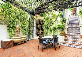 El local cuenta con una llamativa decoración natural e histórica.