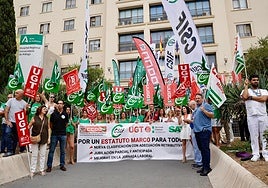 Concentración sindical ayer en protesta por el Estatuto Marco en el Hospital Regional.