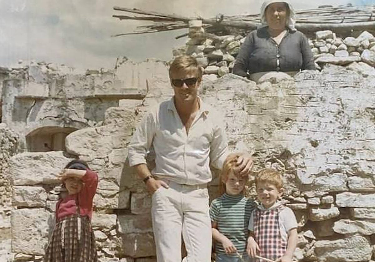Robert Redford, en Mijas, con sus hijos y una vecina del pueblo.