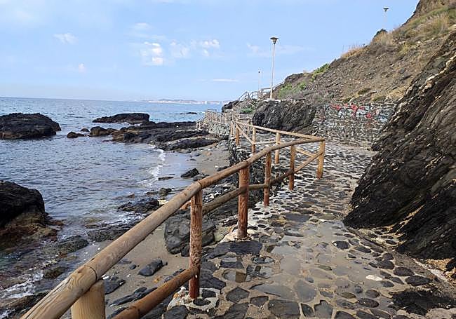 Tramo junto acantilados en Benalmádena.