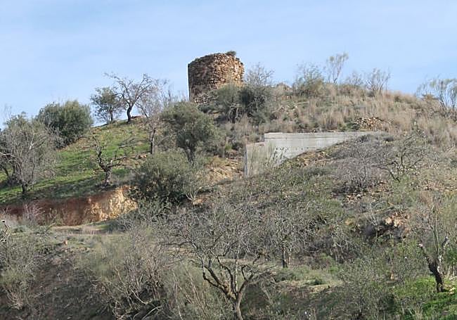 Esta ruta pasa junto a lo que queda de la torre de los Verdiales.