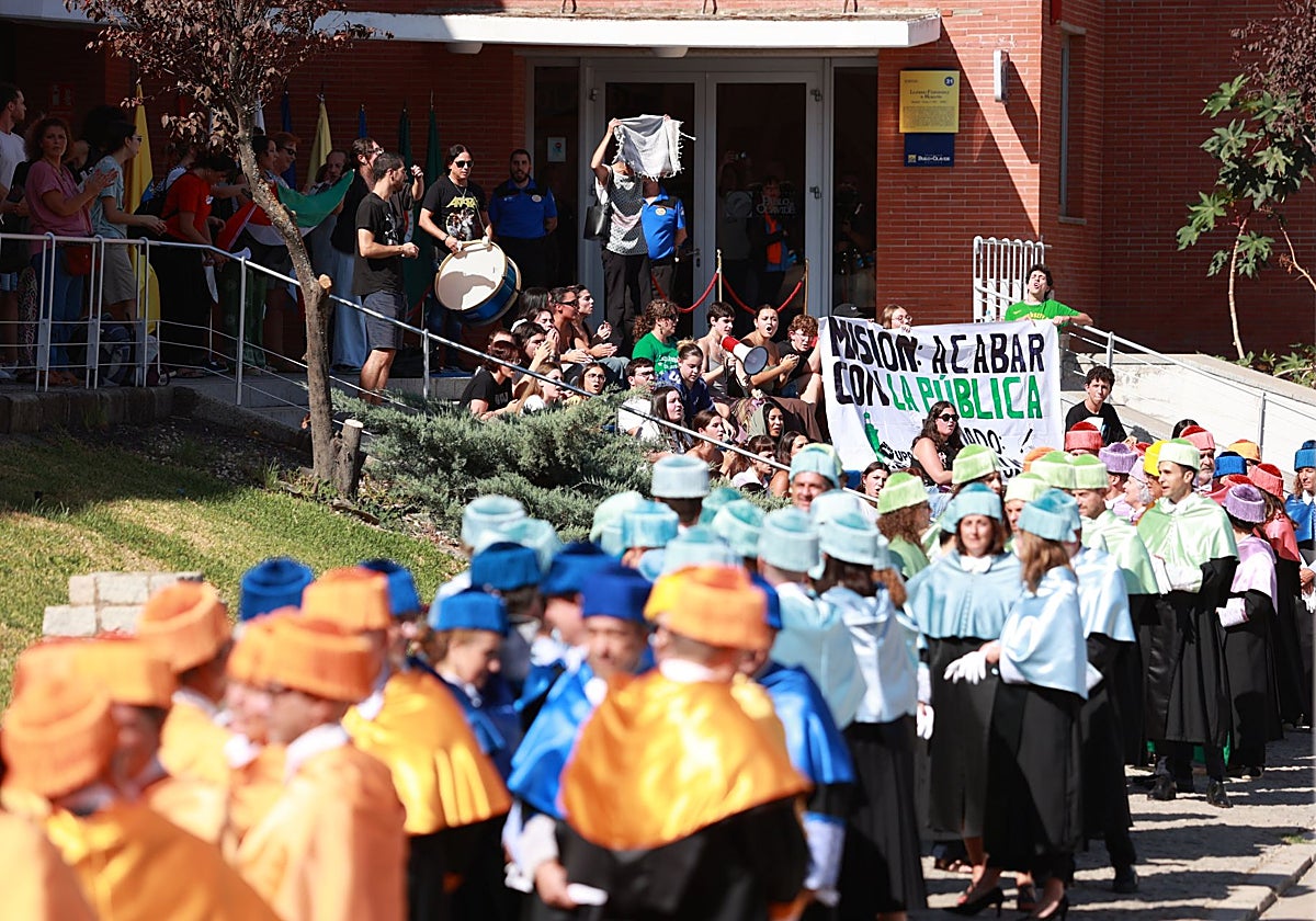 Alumnos intentan impedir la celebración del acto en la Universidad Pablo de Olavide.