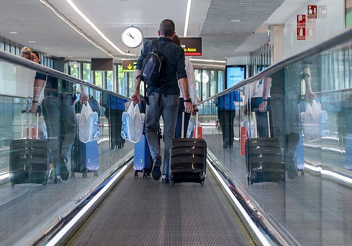¿Qué pasa si viajas al extranjero cobrando el paro? Normas y sanciones
