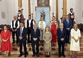 Los distinguidos con las autoridades al final del acto