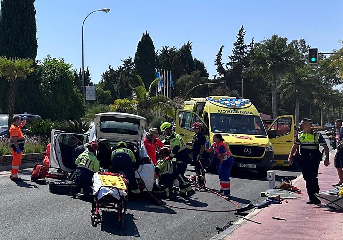 Los bomberos marbellíes efectuaron las excarcelaciones de los ocupantes de los dos turismos.