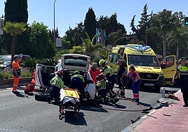 Los bomberos marbellíes efectuaron las excarcelaciones de los ocupantes de los dos turismos.