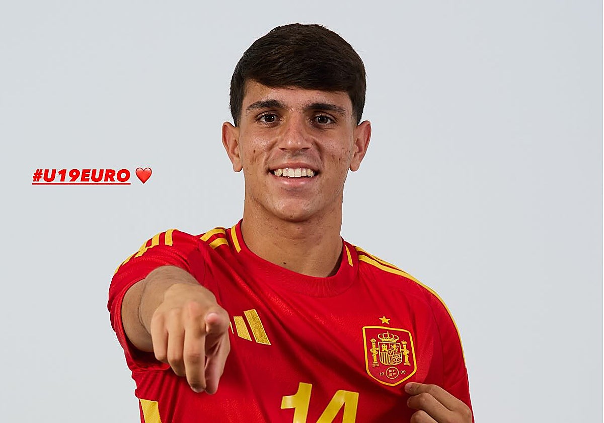 Izan Merino posa con la camiseta de la selección cuando fue convocado para el Europeo sub-19 este verano.