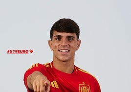 Izan Merino posa con la camiseta de la selección cuando fue convocado para el Europeo sub-19 este verano.