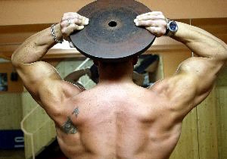 Un hombre realiza ejercicios de fuerza.