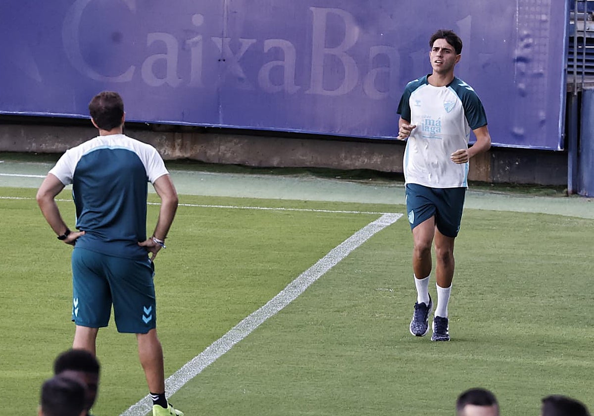 Izan Merino, realizando ejercicios en solitario bajo la supervisión del readaptador físico, José Antonio Lizana.