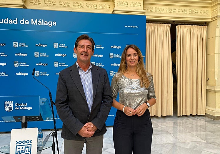 Los concejales de Vox, Antonio Alcázar y Yolanda Gómez.