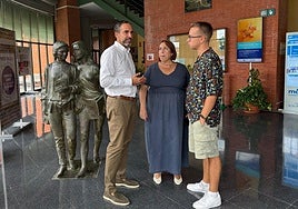 El portavoz socialista, Dani Pérez, la edil Mari Carmen Martín y Luis Jiménez, estudiante de Derecho, en el hall de la Biblioteca general de la UMA.
