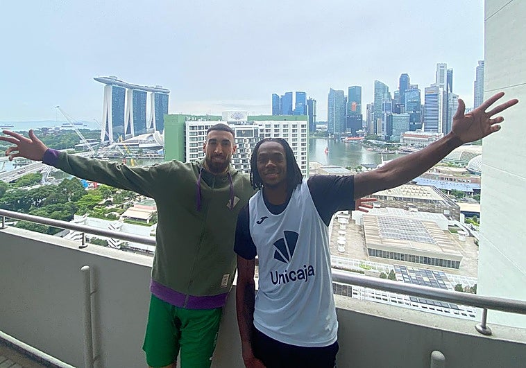 Chris Duarte y Kendrick Perry posan para SUR en la planta 22 del hotel de concentración.