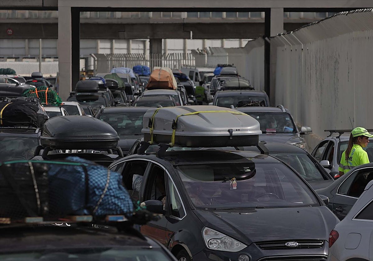 Colas de vehículos esperando a embarcar en el puerto de Algeciras.