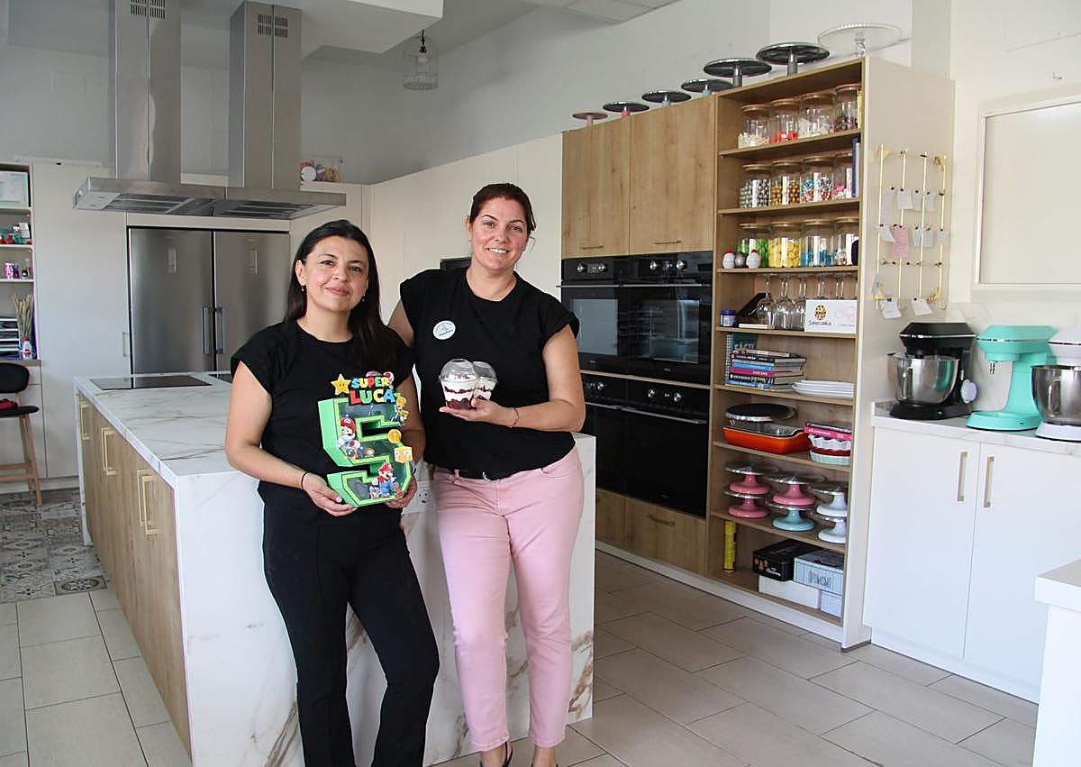 Imagen secundaria 1 - Imágenes de distintos talleres. Abajo, Rocío Muñoz, de Pepa Dulce, y Susana Ramos, de Supercookie, socias de Picofino.