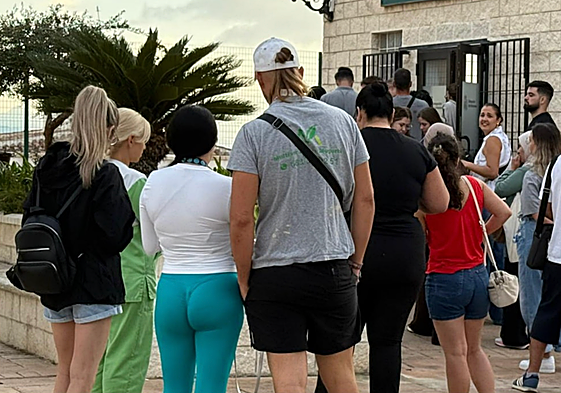 Largas colas para inscribirse en el Registro de Demanda de VPO en Manilva, puesto en marcha esta semana.