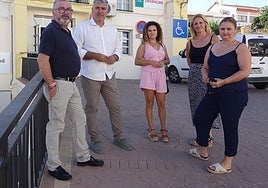 Ediles y alcaldes socialistas, en el centro de salud de La Viñuela.