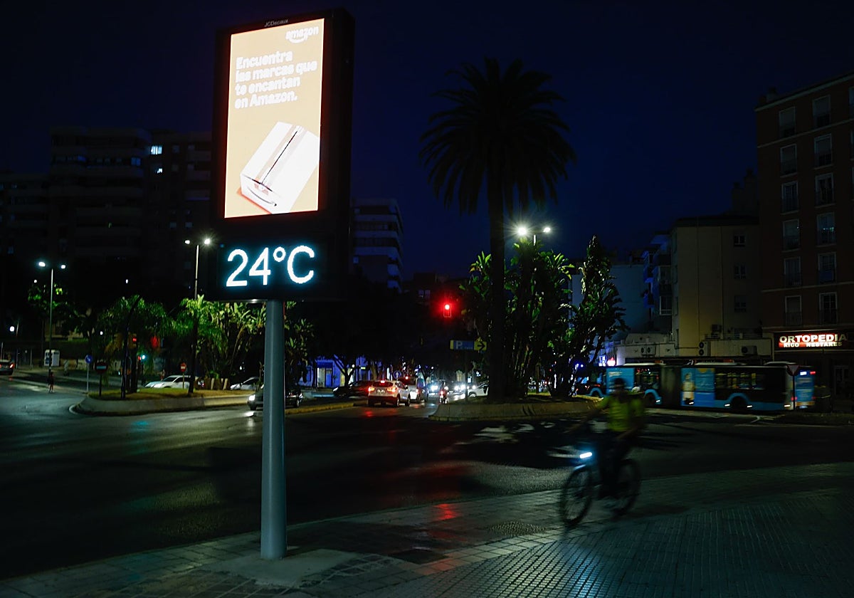 Termómetro en una calle de Málaga que marca 24 grados en plena noche.