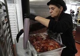 Una mujer trabajando en un cátering en Málaga.