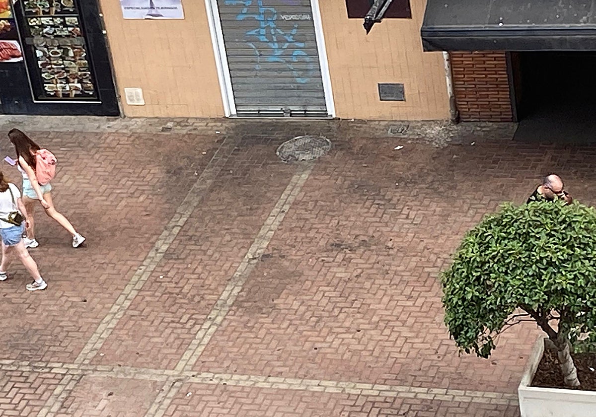 Vista de la suciedad incrustada en el suelo.