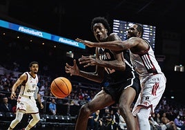 Cummings presiona a Sharp en una jugada del encuentro.