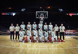 La plantilla se hizo la foto oficial antes del partido.