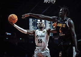 Perry trata de evitar los largos brazos de Maker en una acción del partido.