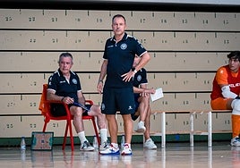 Tete, dirigiendo un partido de pretemporada.