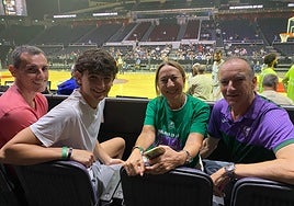 Jason Luburic (de blanco), junto a Aurora Rodríguez y Paco Cabañas, en el pabellón de Singapur.