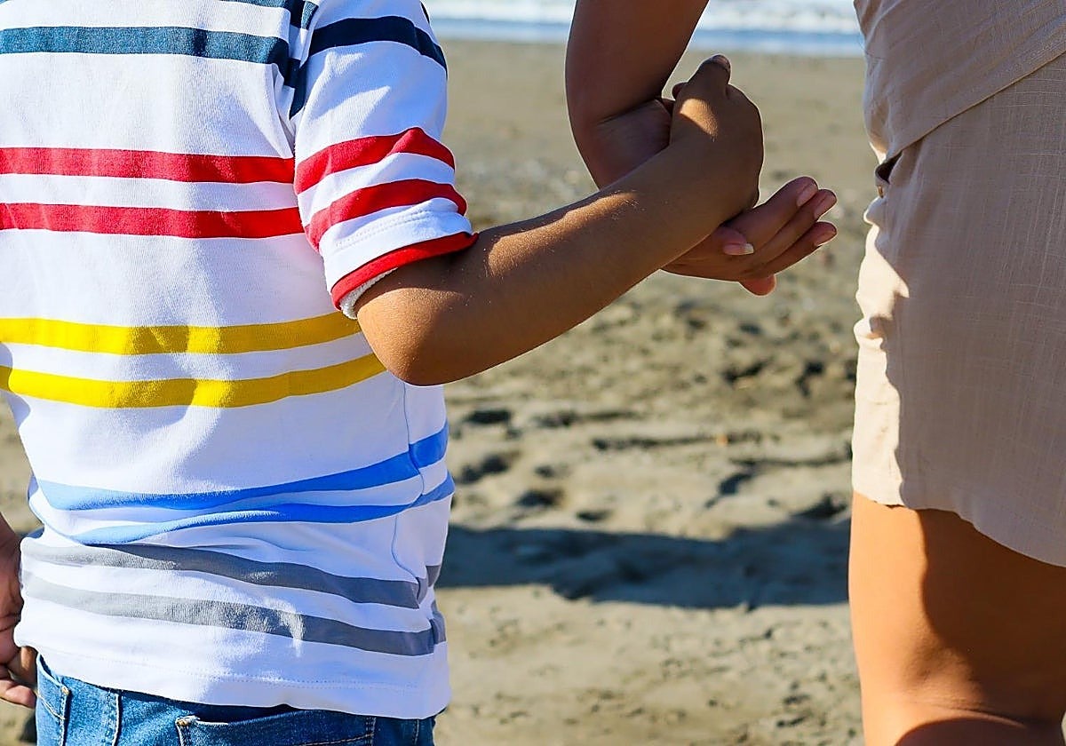 Imagen del niño de cinco años en cuidados paliativos que pidió ver el mar el pasado mes de julio.